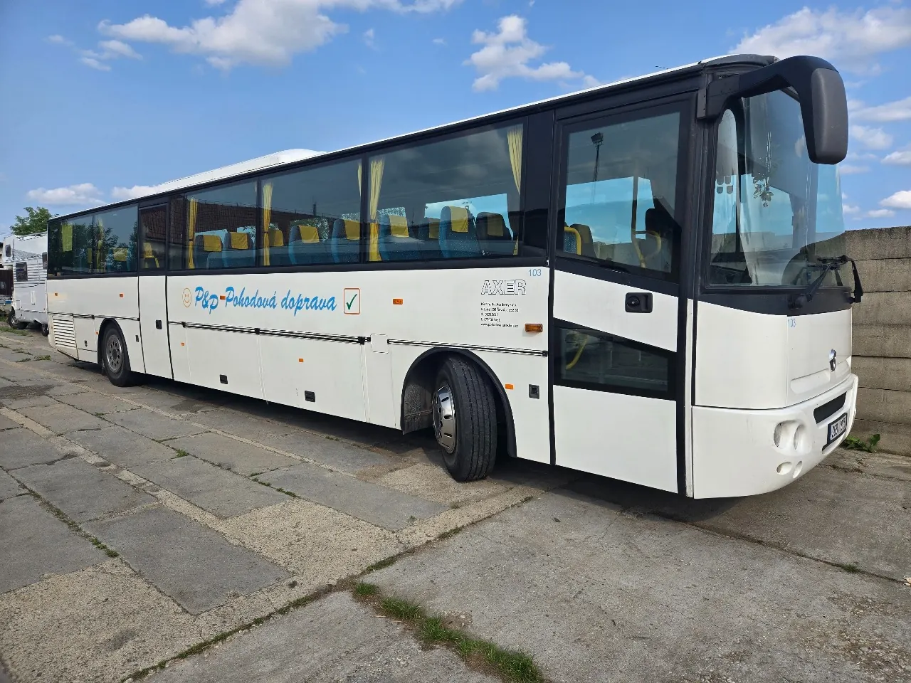 Fehér Irisbus Axer busz P&P Pohodová doprava felirattal betonfelületen