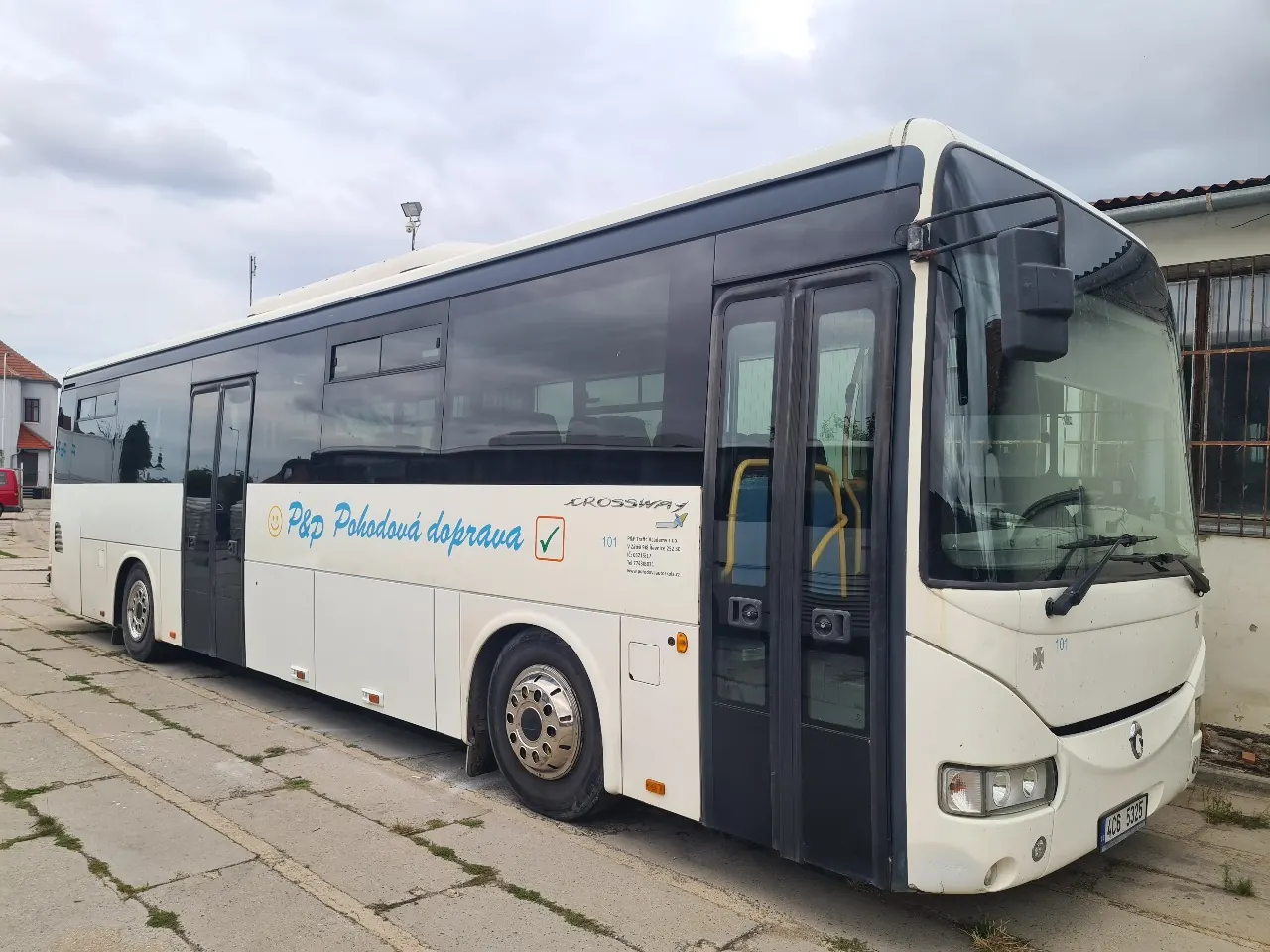 Fehér Irisbus Crossway busz P&P Pohodová doprava felirattal a csarnok előtt